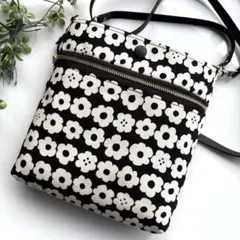 《ハンドメイド》マチ有りサコッシュ▪️モノトーン花柄▪️持ち手&ショルダー紐付のサムネイル