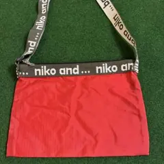 niko and... サコッシュ レッド ショルダーバッグ