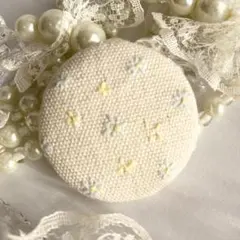 149 刺繍 ヘアゴム or ブローチ くるみボタン 花柄 ハンドメイド