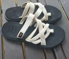 Teva☆クロスストラップ サンダル☆ベージュ/ブラック☆24cm