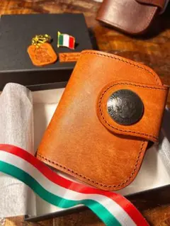 イタリアンレザー ドラーロで製作の二つ折り財布 - メルカリ