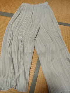 ユニクロ　グレー プリーツ ワイドパンツ Mサイズ