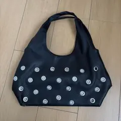 スタッズ付き黒ショルダーバッグ