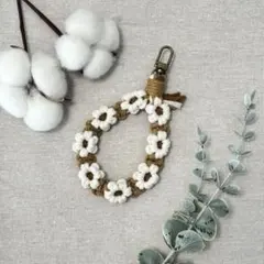 花柄マクラメ＊スマホ落下防止ハンドストラップ｜軽くてやさしい