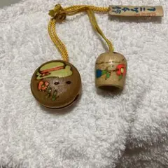 木製のカラフルな日本の工芸品　鈴２個セット。