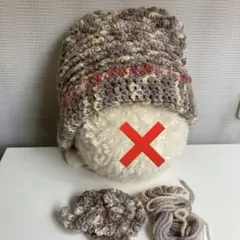 ハンドメイドニット帽　ベージュ グレー ボンボン付き(同色毛糸付き)