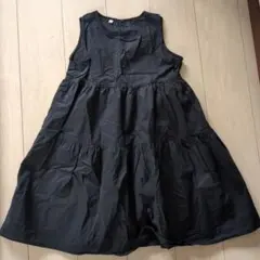 黒のノースリーブワンピース