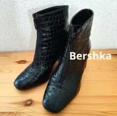Bershka 黒エナメル クロコダイル風 ショートブーツ
