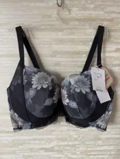 F80」トリンプ レッドレーベル天使のブラ スリムライン コスモスの花ブラジャー