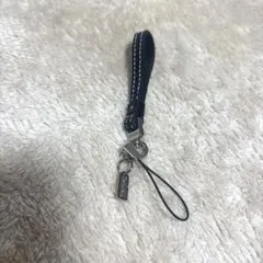 y*i様 値下げ！美品 COACH レザー ストラップ付きキーホルダー 黒 男女