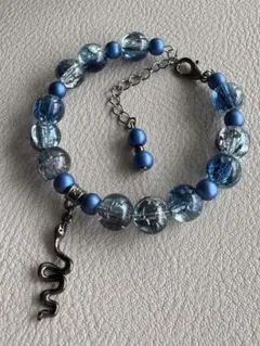 青色系ビーズブレスレット 蛇のチャーム付き 16cm