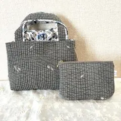 ハンドメイド　ヌビキルトの巾着バッグ　ポーチ付き　グレー✖️チューリップ刺繍