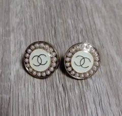 ヴィンテージボタンチャーム　シャネル　パールホワイトピアス