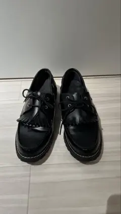 ブラックレザー デッキシューズ フリンジ付き