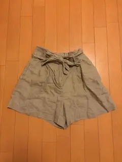 ZARA リネン混ショートパンツ ベージュ Sサイズのサムネイル