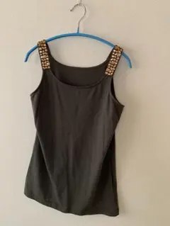 【美品】フェリシモ リブインコンフォート肩ビジュー タンクトップ チャコール Mのサムネイル