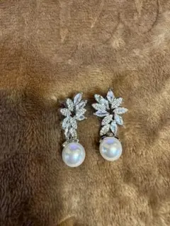 パールとクリスタルの花デザインピアス