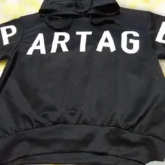 Leahmatinの黒地に白に英語が胸元&袖にプリントの有るフード付きのパーカー