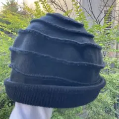 黒い波状デザインのベレー帽