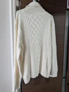 アイボリー ケーブルニット タートルネックセーター
