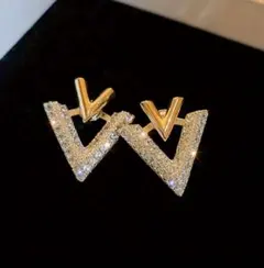 V字型クリスタル装飾ピアス ゴールド