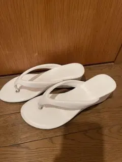ホワイト トングサンダル ウェッジヒール
