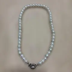 ホワイトネックレス 花形留め具