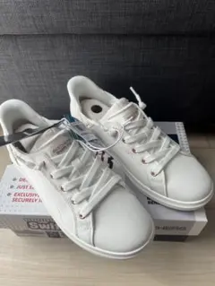 SKECHERS Swift Fit ホワイトスニーカー