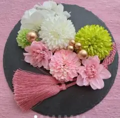 ピンクとグリーンのピンポンマムにミニダリアとタッセルの髪飾り