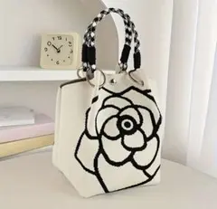 【新品】ニットバッグ❤️バラ❤️白ホワイト　ハンドバッグ　春夏秋冬　サブバッグ