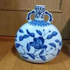 青い花柄の陶器花瓶