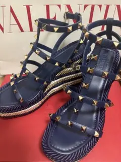 【新品同様】VALENTINO ロックスタッズ サンダル 37 ネイビーのサムネイル