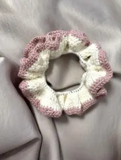 かぎ針編みフリルシュシュ ホワイトピンク