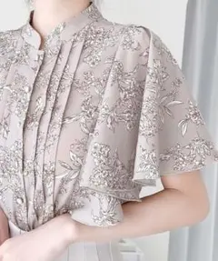 mily bilet 花柄ピンタックフレア袖ブラウスのサムネイル