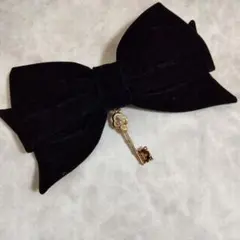 To Alice 黒ベルベットブローチ 鍵チャーム付き