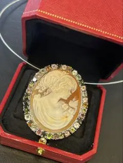 宝石に囲まれた大きなカメオネックレストップ