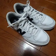 ニューバランス　スニーカー　ホワイト　ブラックロゴ