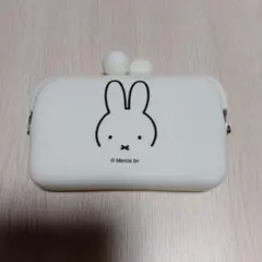 ホワイトのウサギのがま口財布。