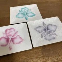 【特定の日に1200円】七宝焼　カトレア 　蘭の花　小皿 3枚セット 7月21日(火)14時まで1200円】七宝焼 カトレア 蘭の花 小皿 3枚 - メルカリ