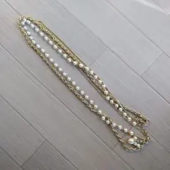 パールと金属チェーンの三重ネックレス