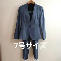 ヒルトン　ノーカラー パンツスーツ　ブルーのサムネイル