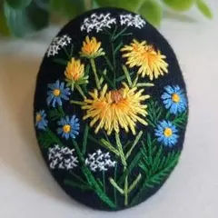 #448　刺繍ブローチ　ハンドメイド　くるみボタン
