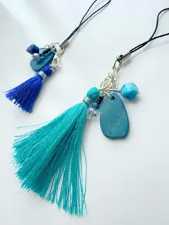 青色とターコイズ色のタッセルチャーム　2個セット