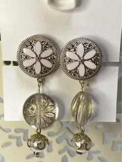 白い花のボタンピアス