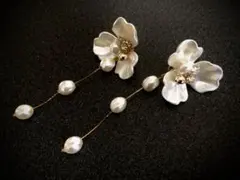 花 白 ホワイト フラワー ロングピアス