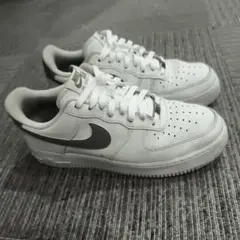 NIKE AIR FORCE 1 ホワイト カーキ スニーカーのサムネイル