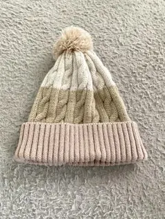 ベージュ ケーブル編み ニット帽 ポンポン付き　54-56cm