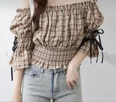 ブラウンチェックオフショルダーシャーリングトップス