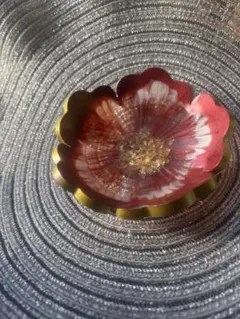 花形の装飾皿 赤と白