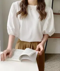 【極美品】ABITOKYO パフスリーブクルーネックブラウス 完売品のサムネイル